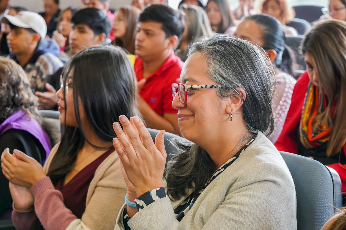 profecalderonec's tweet photo. ¿Qué son las tutorías remotas? Es un programa que lleva a cabo el @Educacion_Ec con el apoyo de @FARO_org , @el_BID, @jica_direct, @UNAEcuador, que a través de llamadas 📱 personalizadas a niñas y niños,  tutores de universidades, apoyan para mejorar sus habilidades matemáticas https://t.co/hr1kX7VU1W