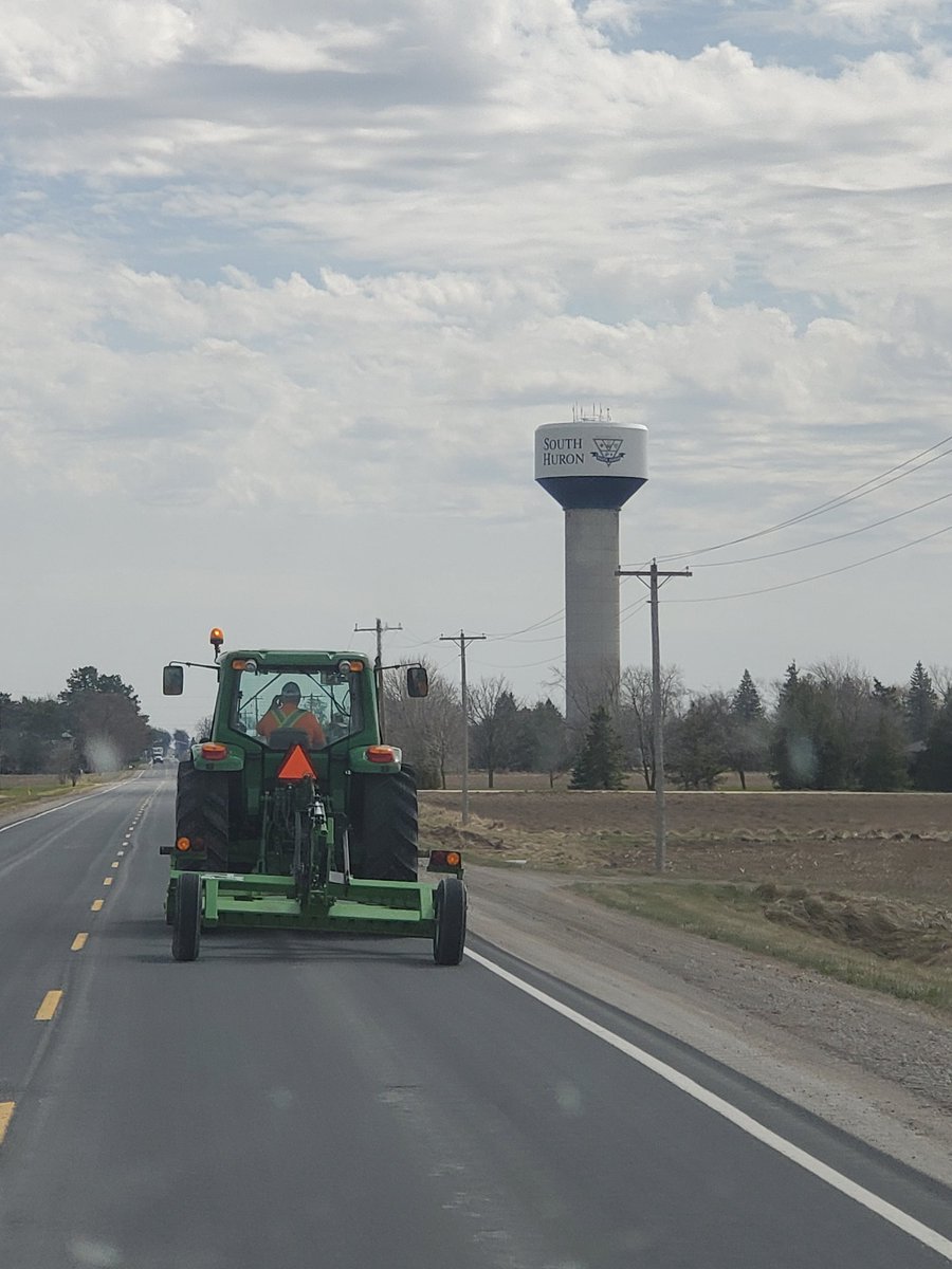 Driving home from Clinton yesterday I happened to catch some #LanewayGrader action.