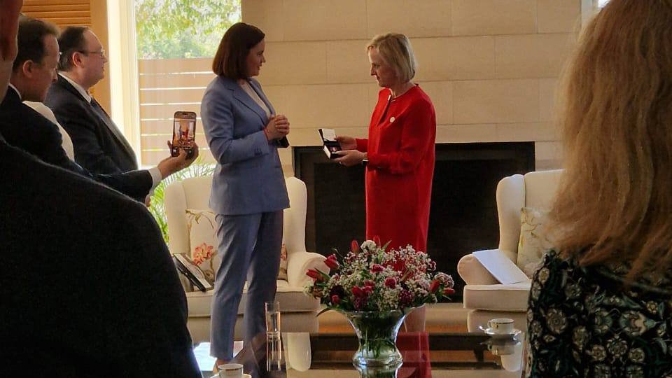 Today I presented the Cross of Good Neighborhood to @USAmbCy Julie Fisher. As 🇺🇸 Special Envoy for #Belarus, she opened countless doors for us at the most critical time. Dear Julie, you are not only an exemplary diplomat, grounded in values & principles, but also a great friend.