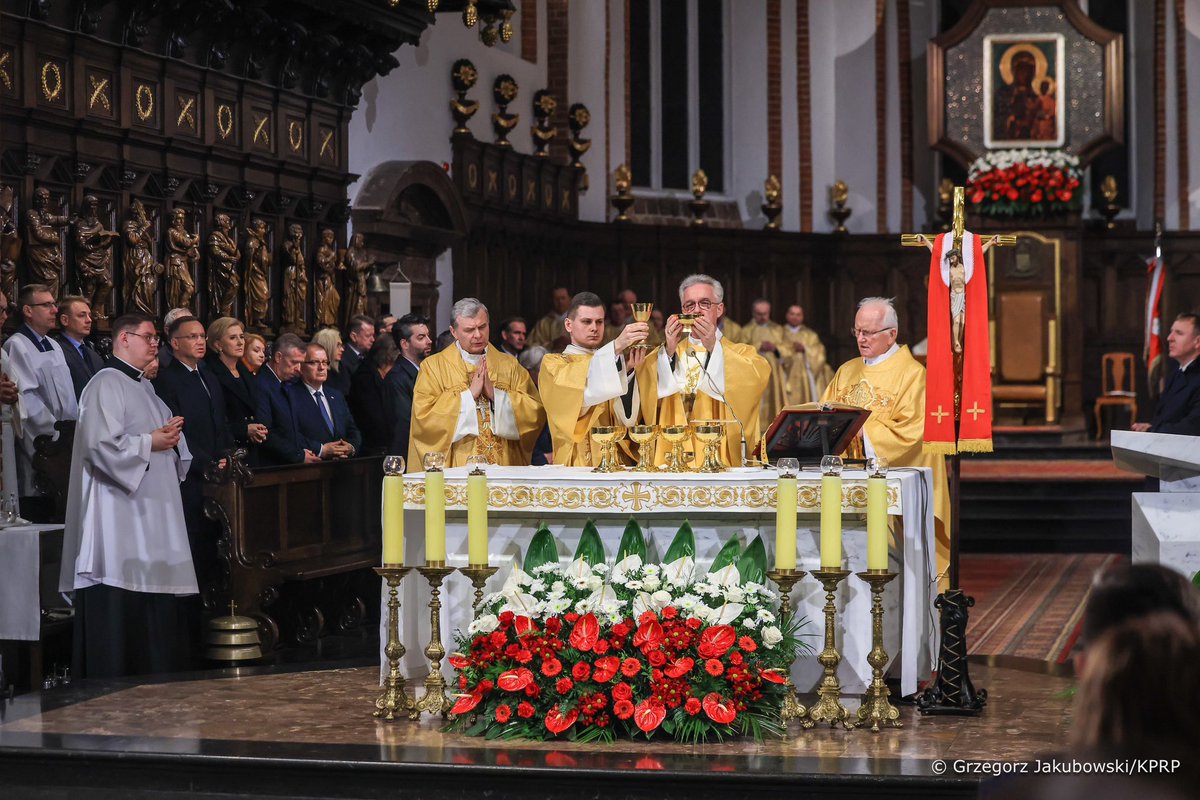 W 14. rocznicę katastrofy smoleńskiej Prezydent @AndrzejDuda wraz z Małżonką wzięli udział we Mszy Świętej w Bazylice Archikatedralnej pw. Męczeństwa św. Jana Chrzciciela.