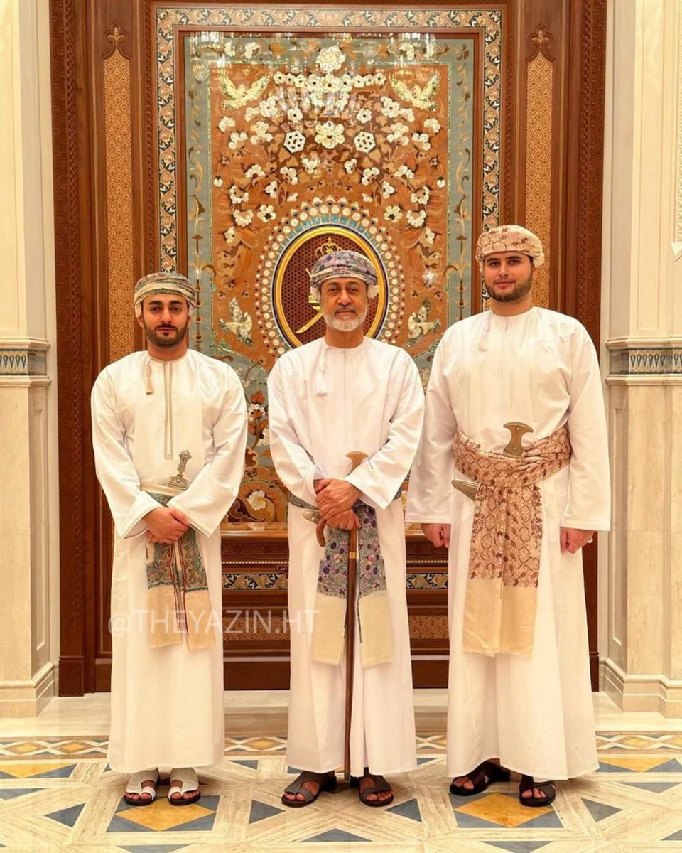 📸 | حضرةُ صاحبِ الجلالةِ السُّلطان #هيثم_بن_طارق المعظم/حفظهُ اللهُ ورعاهُ/ وصاحب السمو السيد #ذي_يزن_بن_هيثم وصاحب السمو السيد #بلعرب_بن_هيثم ، #عيد_الفطر السّعيد