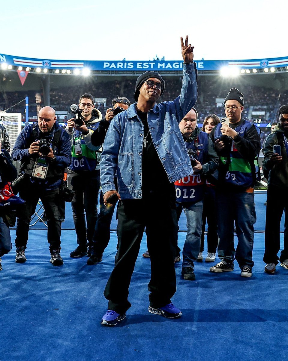 lnstantFoot's tweet photo. Ronaldinho est présent au Parc ce soir pour le match entre le PSG et le Barça ! 🤙 https://t.co/UwuSfybt2U