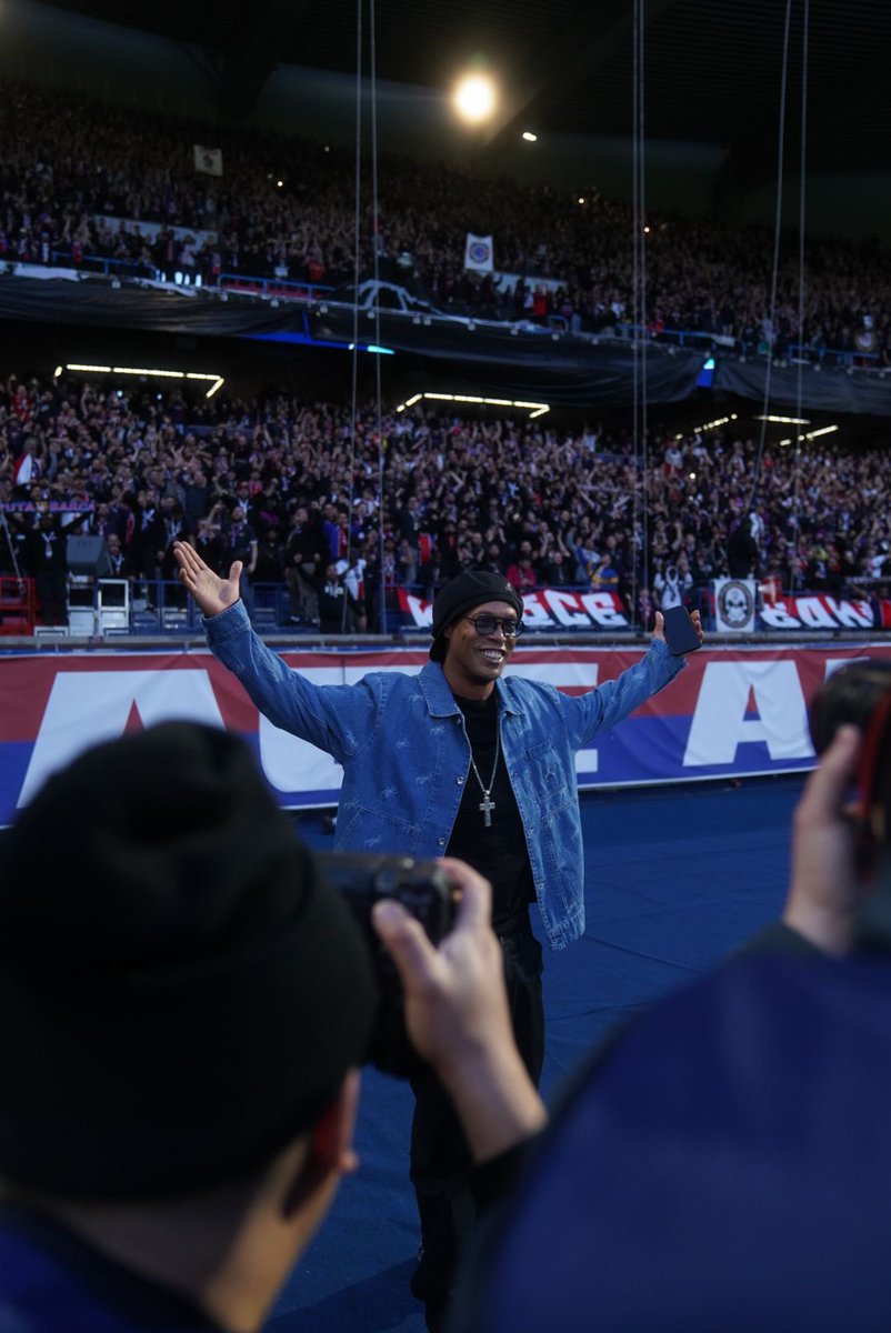 😍 Ronaldinho est JUSTE en face de nous et du Virage Auteuil ! 🔴🔵

✨ La meilleure photographe du monde pour capturer ce moment magique. 

( 📸 @Flo_Pernet : MediaParisien )

#UCL | #PSGFCB