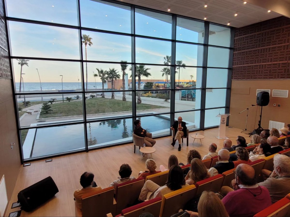 Repleto el Auditorio del Mirador del Carmen para escuchar las reflexiones y pensamientos del profesor y filósofo José Antonio Marina. Nos encanta comprobar que las actividades culturales que organizamos despiertan este interés. #cultura #Estepona #pensamiento #filosofía