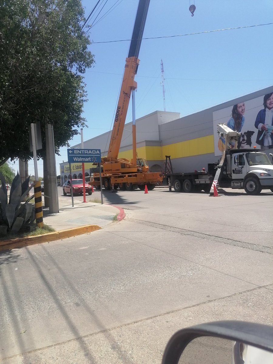 CallesNoti's tweet photo. @Policia_HMO @inspeccionhmo @cepcsonora @HILLOCMPC1 En serio? Se puede bloquear un carril en horas pico del tráfico con negocios y escuelas funcionando a 50 Metros⁉️ En Hermosillo parece que no importa la seguridad de estudiantes ni de ciudadanos, Calle Tecnológico Y Solidaridad https://t.co/iwMRFK75VY