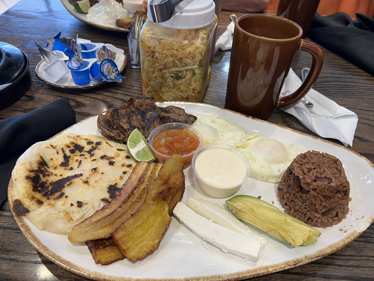8sanchezl's tweet photo. Feliz NO cumpleaños @xCryboy  hoy tocó desayuno salvadoreño deli deli 🥳🥳🥳🥳🥳🥳🥳 https://t.co/GQnDESwpek