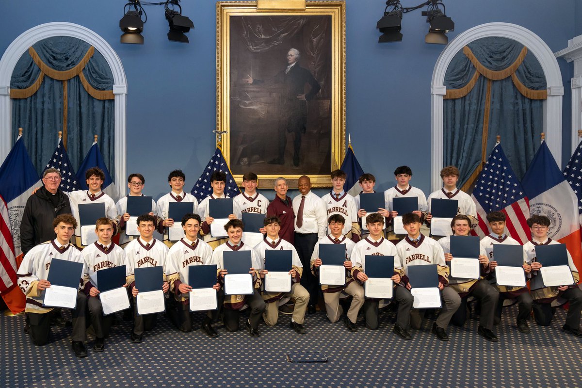 The young athletes of Monsignor @FarrellAthl High School hit the ice for their city and their home borough of Staten Island. Honored to host them at City Hall today.