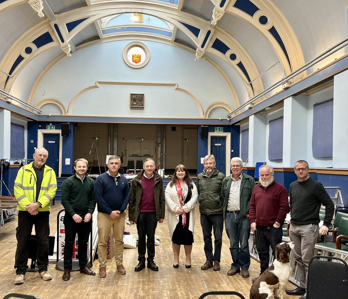 🤝We are pleased to announce that Hammond Building Contractors have been awarded the contract for the Corn Exchange works and the pre-start meeting has taken place. Town Clerk, Linda Scott-Giles is centre with the team from Hammond on her right and Design Team on her left.