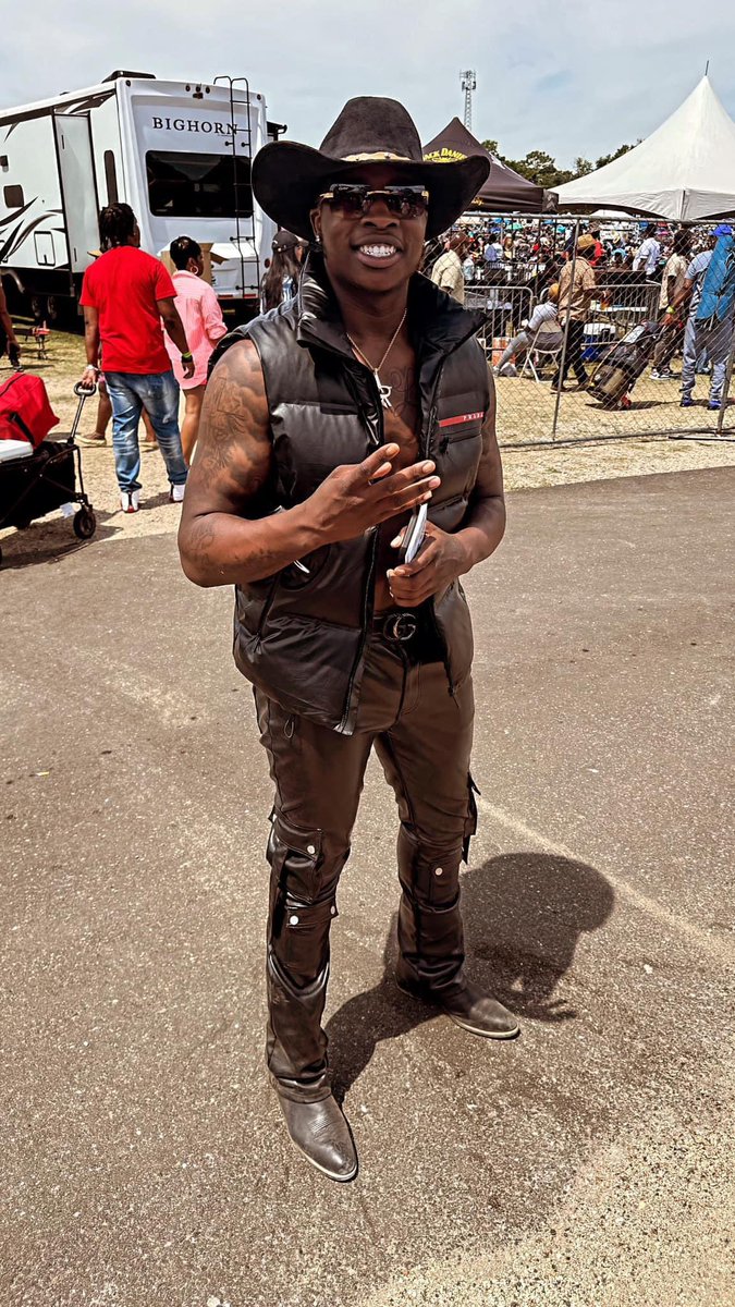 FamousMikeClark's tweet photo. Standing on business with Mr Collipark at Spring Fling in Montgomery, AL! #MikeClarkJr #AuntieOutside https://t.co/573NJe8Sde