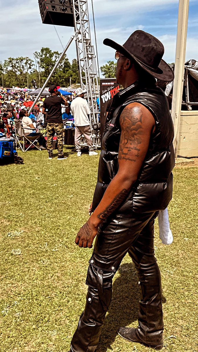 FamousMikeClark's tweet photo. Standing on business with Mr Collipark at Spring Fling in Montgomery, AL! #MikeClarkJr #AuntieOutside https://t.co/573NJe8Sde