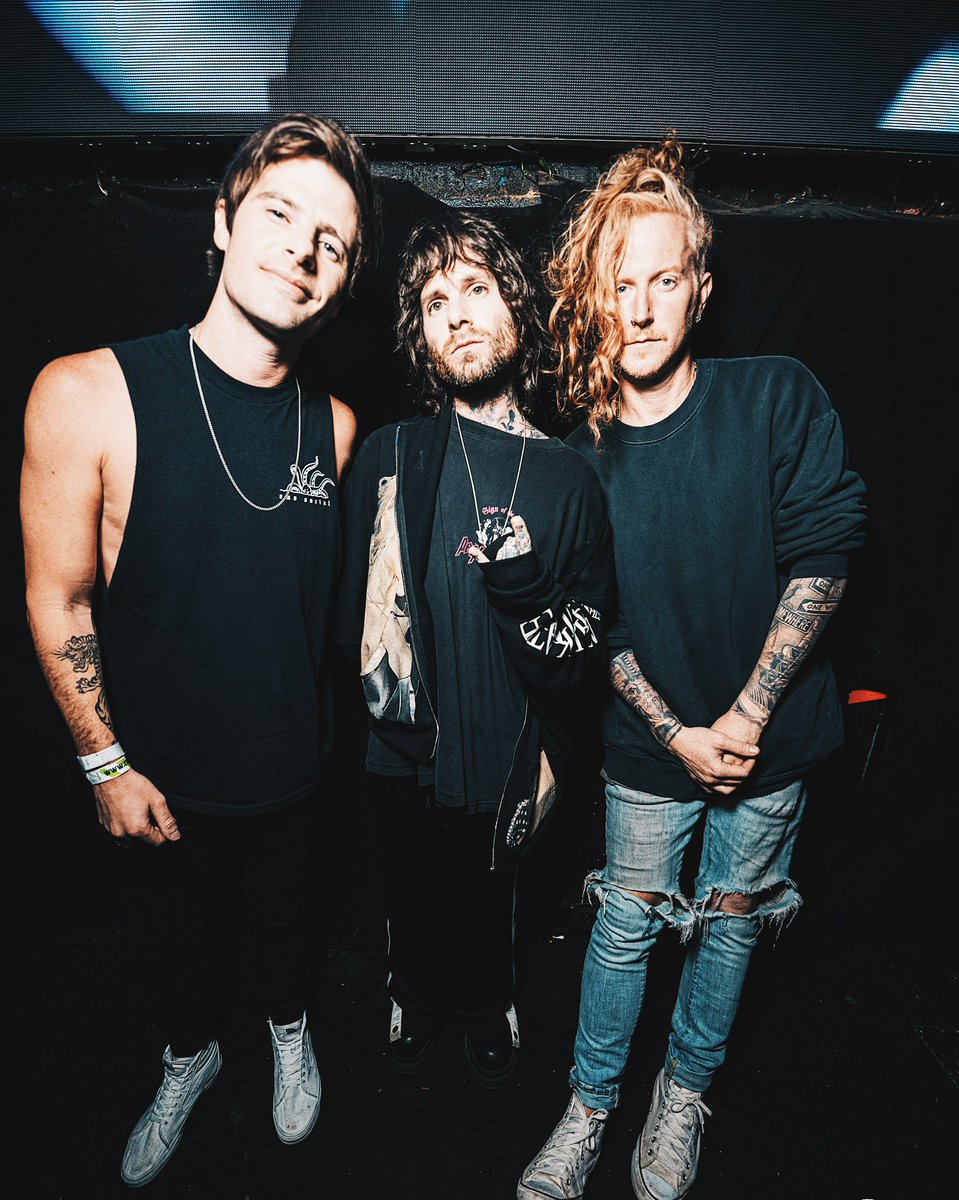 It’s been almost 2 years since I started partnering up with <a href="/emonitela/">emo nite</a> and over 15 years of friendship/touring together with Trav from <a href="/WeTheKings/">We The Kings</a> 🤝🏼 

Nothing but love all around in this scene and shout out to <a href="/GrizzleeMartin/">Grizzlee Martin</a> who’s been capturing moments like this all along 🙌🏼