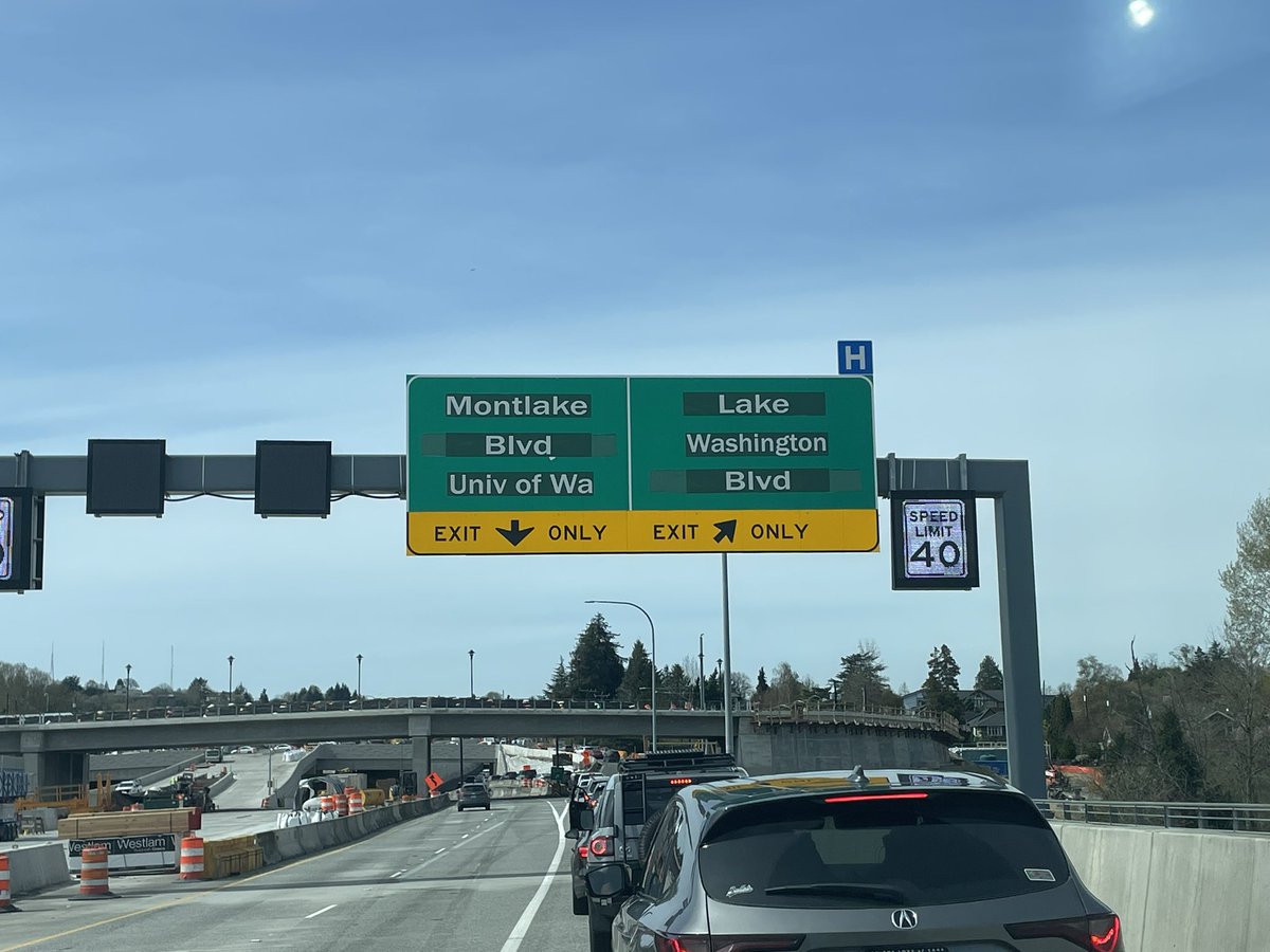 allennieman's tweet photo. Hi @wsdot_520, this sign is 100% inaccurate and causes a bunch of problems as folks who think the middle lane will take them to Montlake try at the last minute to cut at high speed in front of folks stuck in the right lane for the past half mile. Please fix signage immediately. https://t.co/4xyLyFAWhN