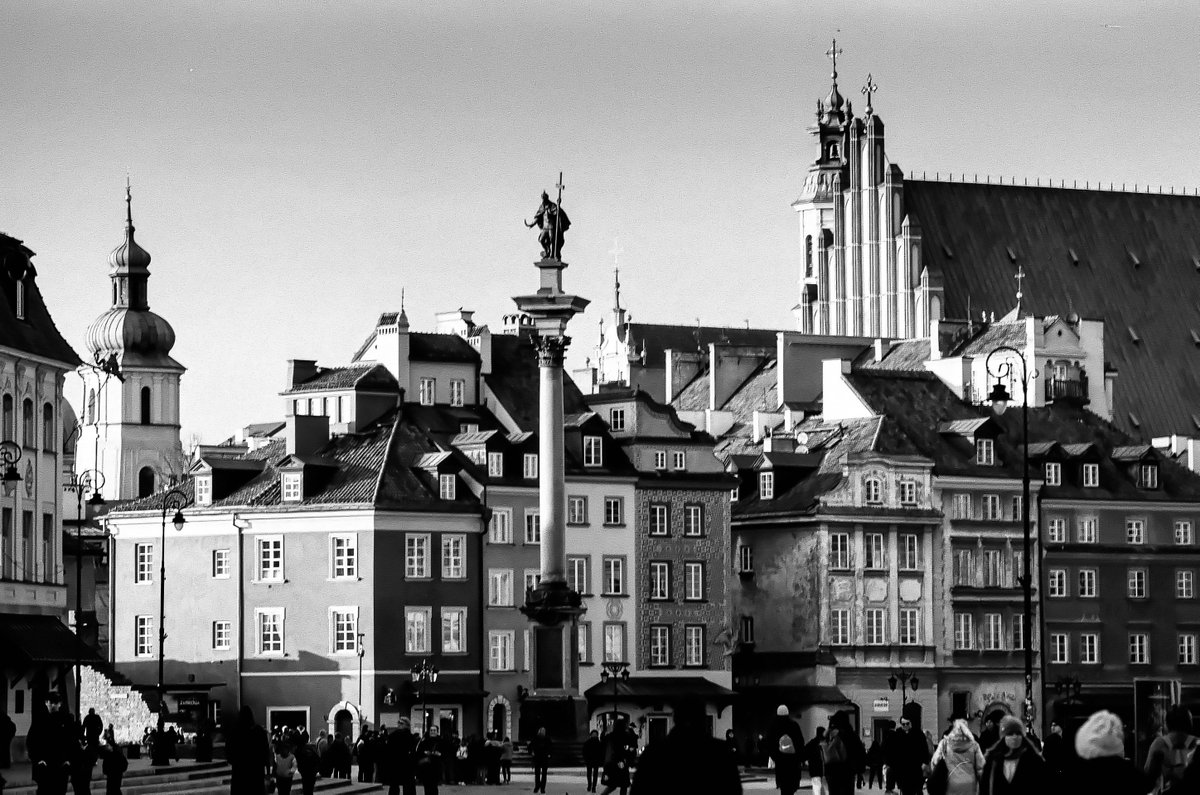 Castle Square in Warsaw Old Town, with King Sigismund III Column and St. John's Cathedral. Minolta XD7, 135 mm, Ilford FP4+.