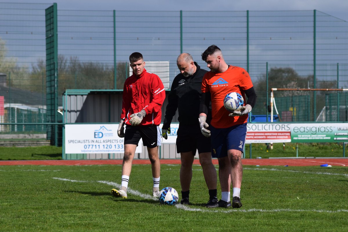 RemycaUtd's tweet image. Moments away from the walk out

Respect to the GK UNION 
@TheGKUnion 

#keepers
#cleensheet