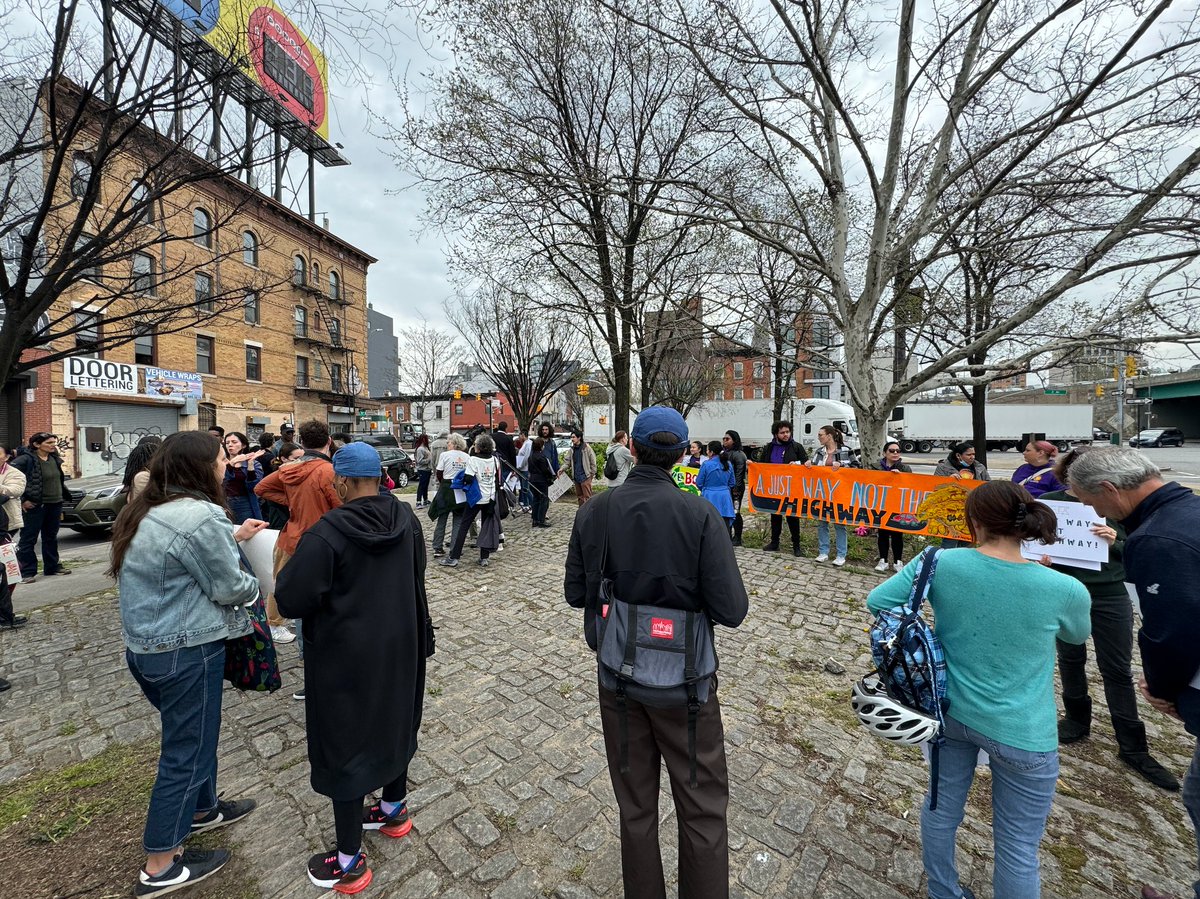 Earlier this morning, communities across Brooklyn & Queens came together to demand #EnvironmentalJustice and comprehensive action on the Brooklyn-Queens Expressway (BQE). We need sustainable, equitable solutions now! ✊🏿✊🏾✊🏽✊🏼🌻 #TransformTheBQE #BQEJustice 📸 Sylvia Riveros