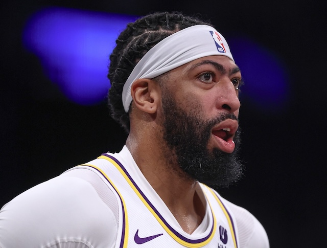 According to Darvin Ham, Anthony Davis is not in concussion protocol despite dealing with headaches and nausea. lakersnation.com/lakers-injury-…