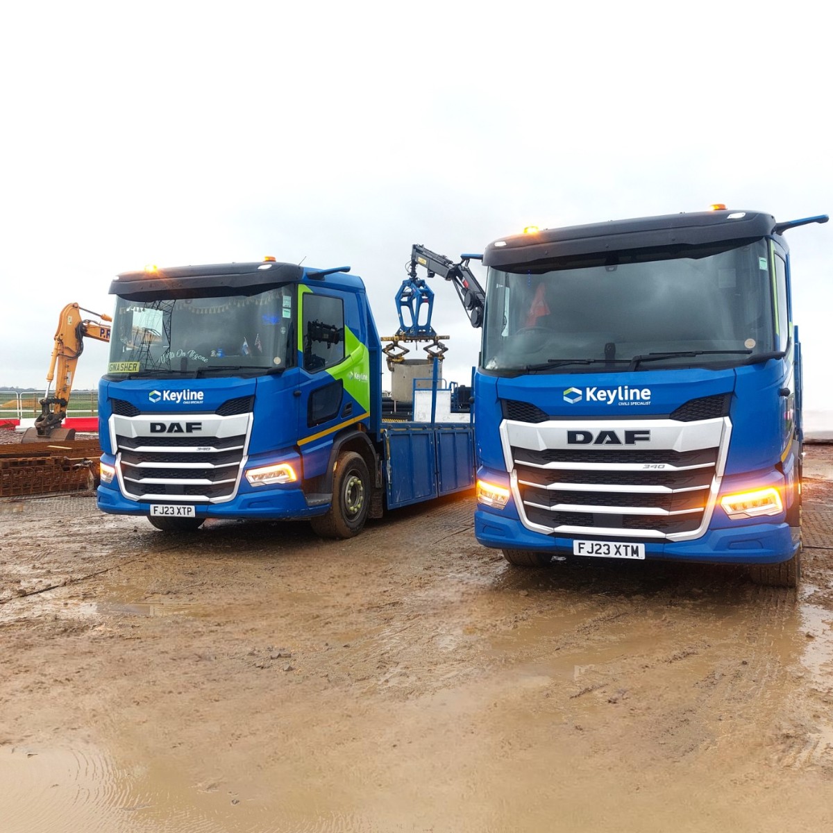 DAF XD’s hard at work for @KeylineCivils, despite the typical April weather. 🌧️ 𝘏𝘢𝘴 𝘢𝘯𝘺𝘣𝘰𝘥𝘺 𝘢𝘤𝘵𝘶𝘢𝘭𝘭𝘺 𝘨𝘰𝘵 𝘤𝘭𝘦𝘢𝘯 𝘣𝘰𝘰𝘵𝘴 𝘢𝘵 𝘵𝘩𝘦 𝘮𝘪𝘯𝘶𝘵𝘦? 📸 Daniel H #DAFXD #DAFTrucks #April #AprilShowers