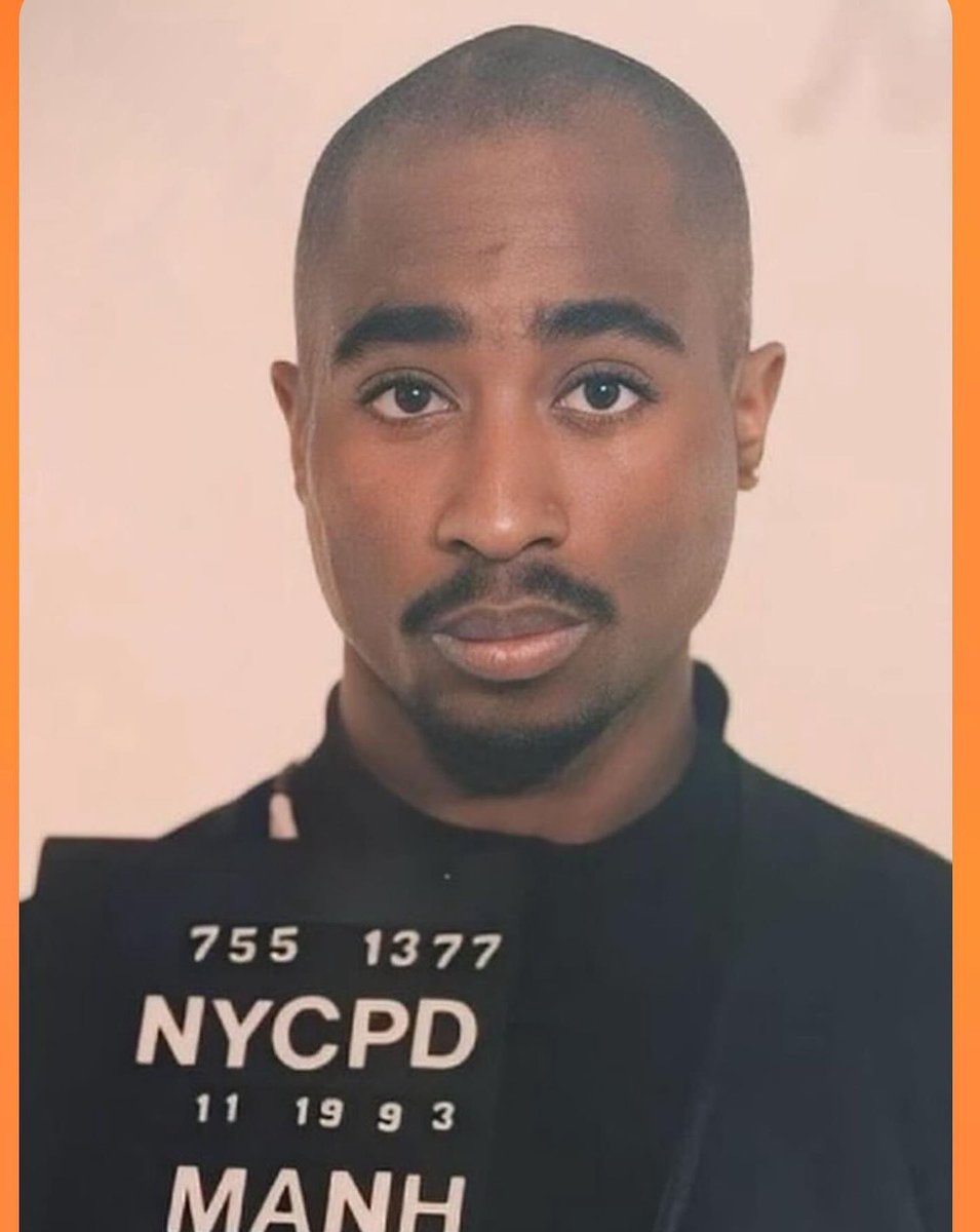 🚨 Mugshot inédito de Tupac surge na internet 

Foto foi tirada quando o rapper foi preso em 93 acusado de agressão sexual