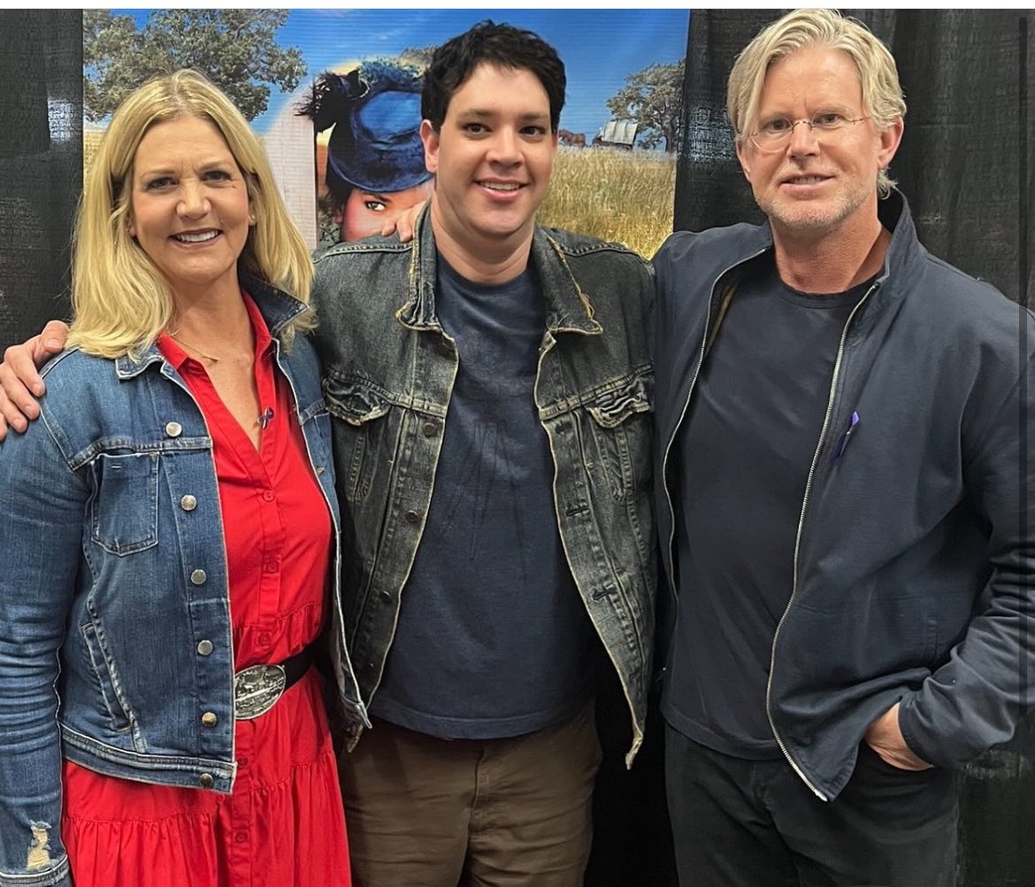 RT @familyfilmsprod: Meeting Michael Landon Jr and Leslie Landon!  #littlehousemoment #littlehouseontheprairie #littlehouse50th #familytv #l…, image size:1170x1002
