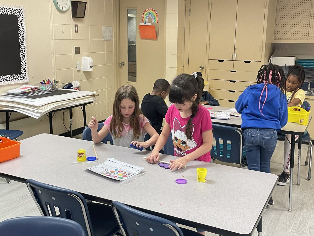 🎨📐 Students @mcdermottlrsd were able to learn about shapes in art class! They were able to mold 2D and 3D shapes with play dough and learn math vocabulary like cylinder and prism. This is hands-on learning at its finest!