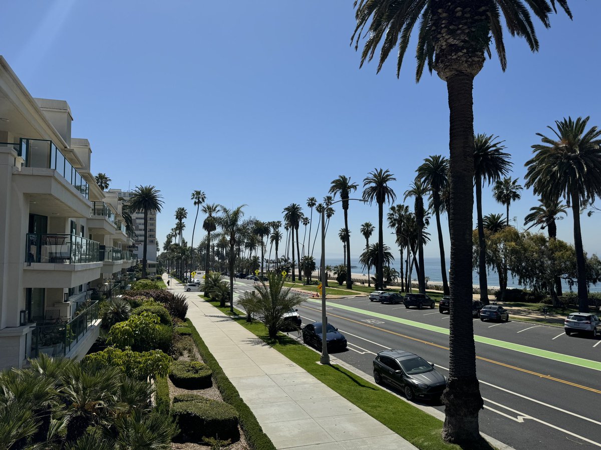 Santa Monica #Weather:

More sun!

High of 73° 

Time to hit the beach.  
 
🌴🎡🏄🏾‍♀️ 🇺🇦 

#California #cawx #beachlife