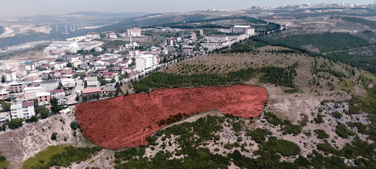 Dilovası’ndaki toksik atık tepesi yol yapımı için kazılıyor. @kocholding’e ait @IzocamOfficial fabrikasının 80’li yıllarda kaçak döküm sahası olan tepede binlerce ton cam yünü ve atermit üretiminde kullanılan asbest var @csbgovtr Yıllarca göz yuman @kocaelibld inşaatı durdur!