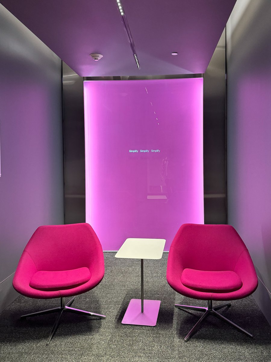 Alguém me disse que parece um estúdio de podcast, mas é só o corredor de elevadores da garagem na #Apple.

S̶i̶m̶p̶l̶i̶f̶y̶  S̶i̶m̶p̶l̶i̶f̶y̶  Simplify