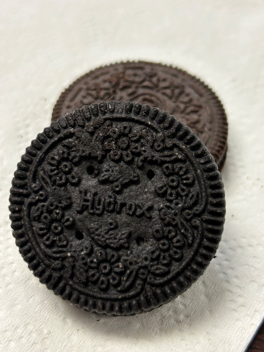 Important business going on today at the @kcur offices, where we are doing a taste text between Hydrox (which was invented in Kansas City!) and its pale imitator: Oreo Oh and we made a podcast about it: kcur.org/history/2024-0…