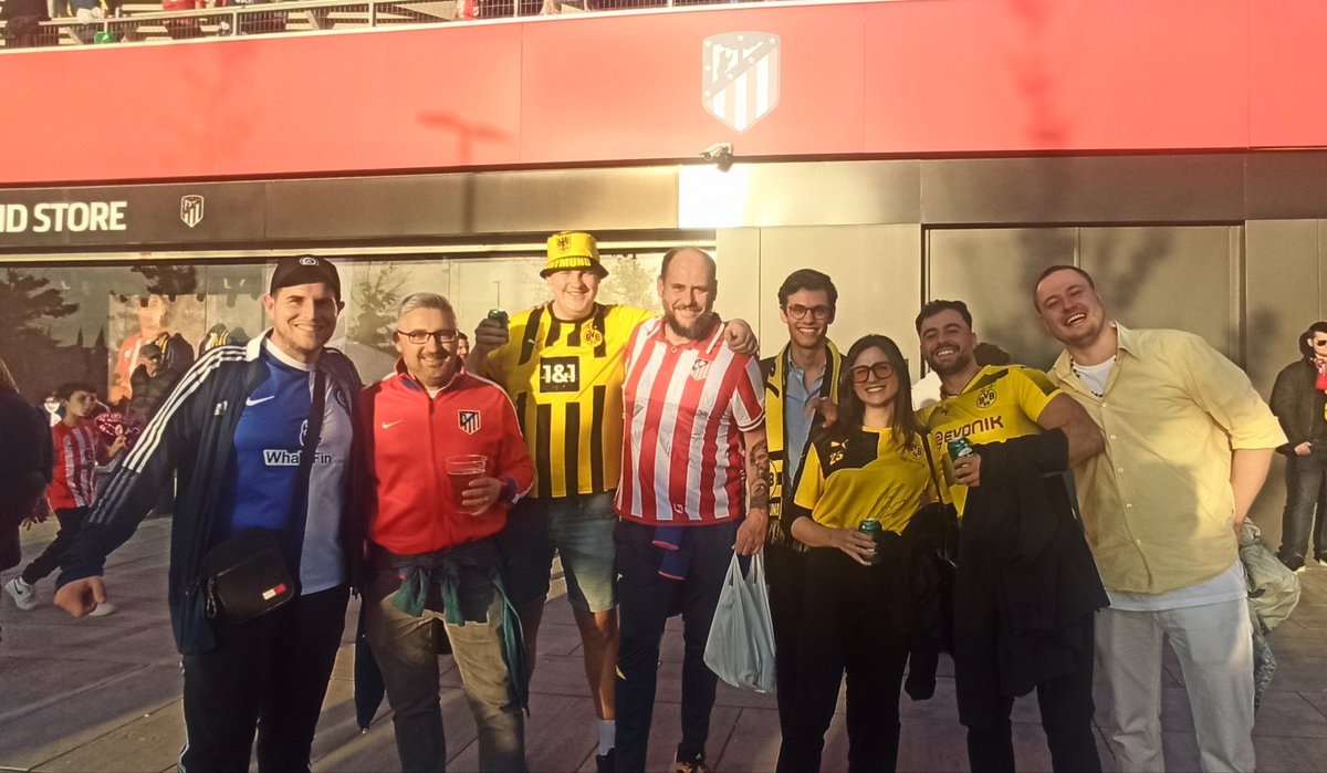 Buen rollo entre aficiones del <a href="/BVB/">Borussia Dortmund</a> y <a href="/Atleti/">Atlético de Madrid</a> . Esto es futbol. Forza 🇦🇹.