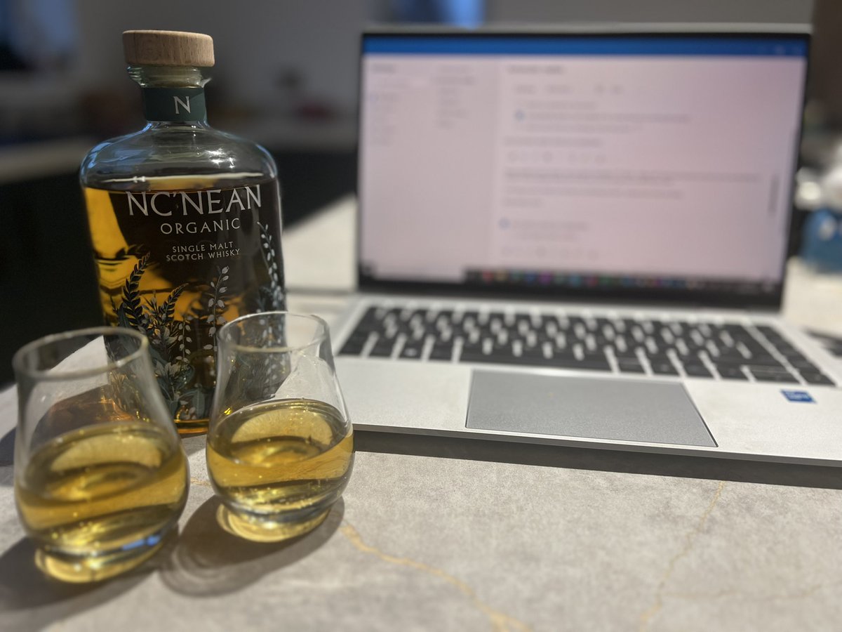 Must be holiday time. ⛱️🗺️ Out of Office on 📧🚫 Whisky poured courtesy of @Ncnean And time to relax ⌚️☺️😎🧘🏼‍♀️