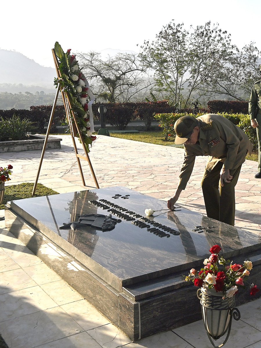 El general de ejército Raúl Castro Ruz rinde tributo hoy al comandante Almeida, su compañero de luchas.