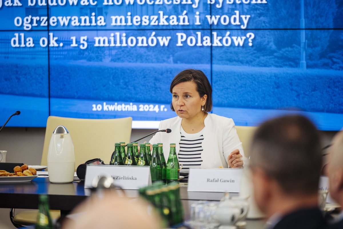 W #SenatRP debatowano na temat transformacji ciepłownictwa systemowego. Konferencja została zorganizowana z inicjatywy wicemarszałka Michała  Kamińskiego i przewodniczącego Komisji Gospodarki Narodowej i Innowacyjności senatora Waldemara Pawlaka. W dyskusji uczestniczyła