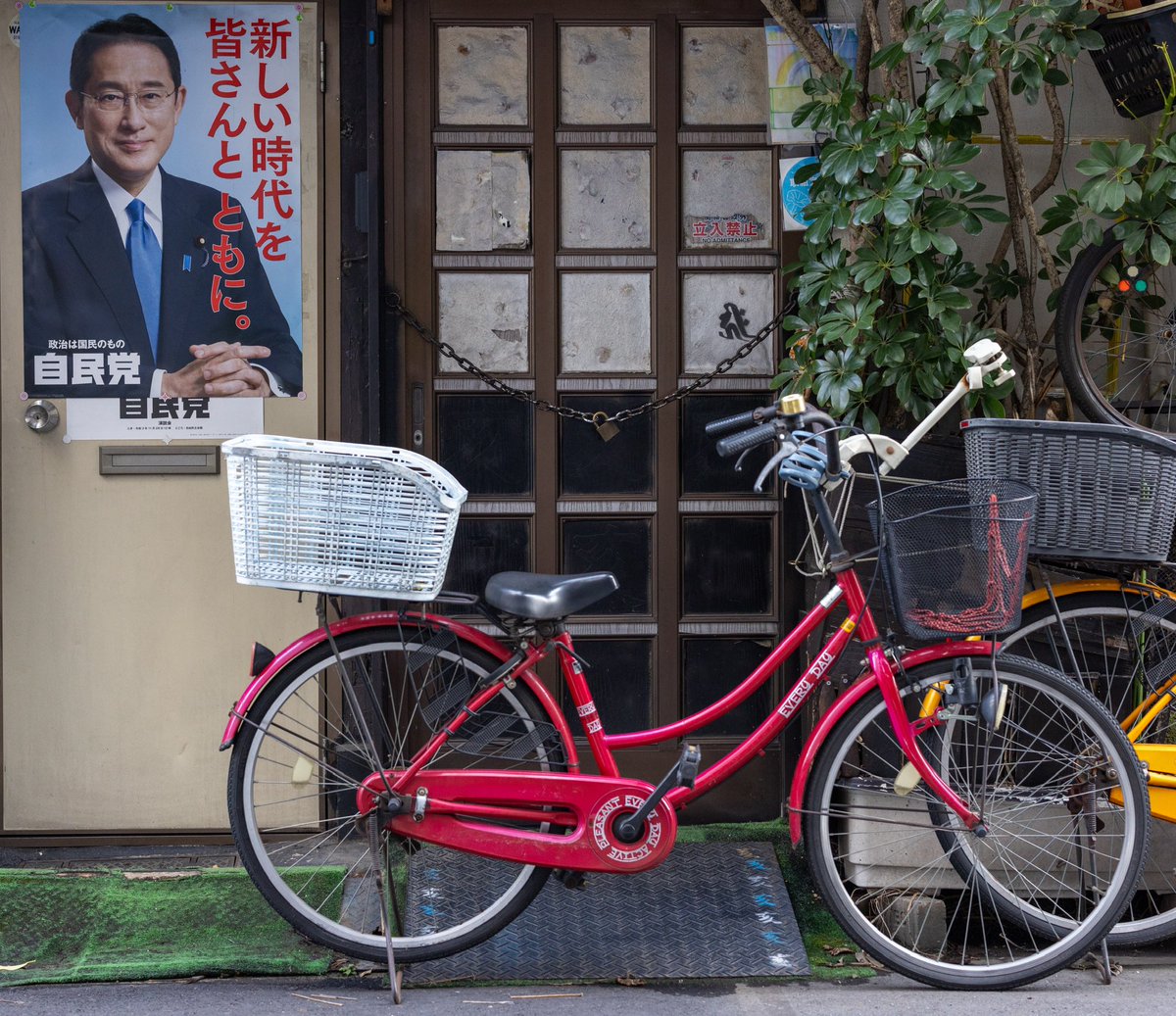 Taking a break from the news with some #Tokyo photos including a Kishida poster from Shitamachi where I lived. More images at Instagram.com/demetri.sevast… or my website: demetrisevastopulo.com/Japan