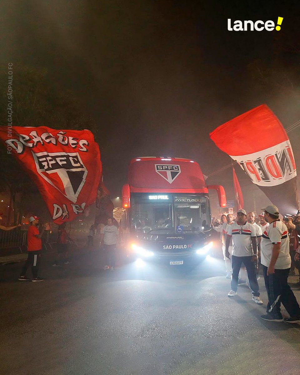 NOS BRAÇOS DA TORCIDA! 🇾🇪🙌

Festa absurda da torcida do São Paulo para receber o ônibus do tricampeão da América no MorumBis! 👏👏👏

Deixe seu palpite para o jogo do Soberano! 👇

#SãoPaulo #FutebolBrasileiro #Libertadores