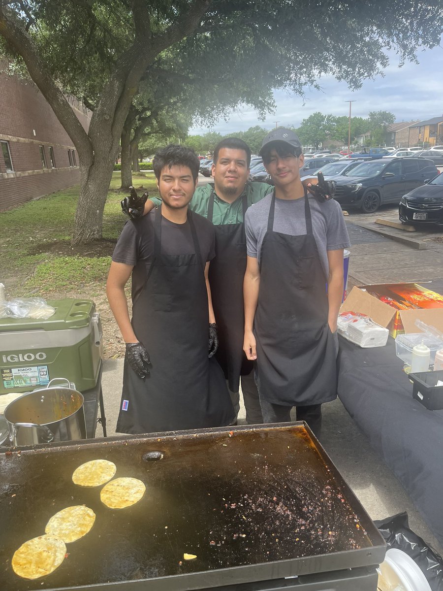 BigIkeYearbook's tweet image. Exciting times at BIG IKE! 🚀 Our very own Alex showcased his entrepreneurial spirit during staff development day by offering delicious tacos for purchase. Providing choices and opportunities is what we're all about! 💼🌮 #Entrepreneurship #StaffDevelopment #BIGIKE