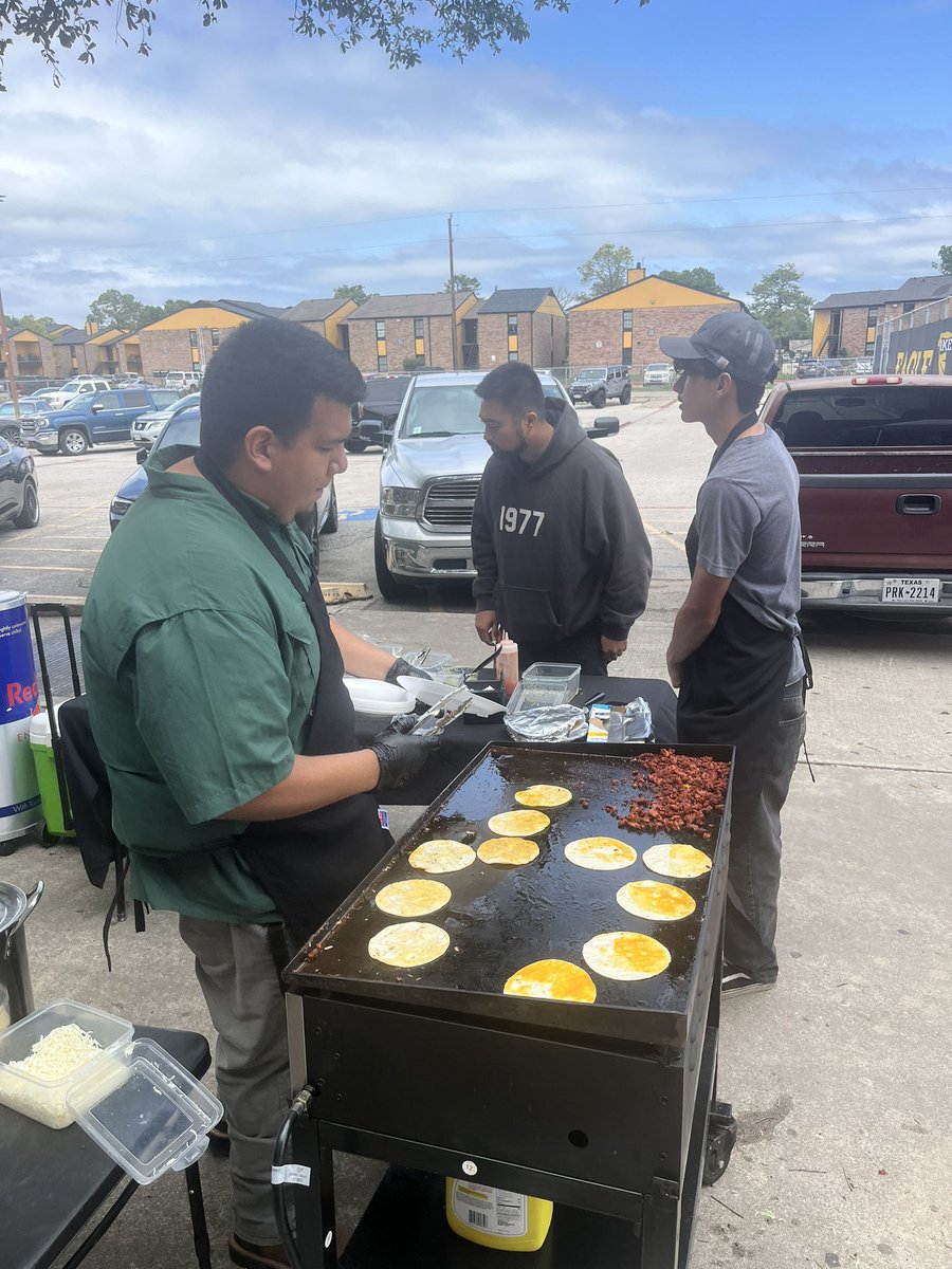 BigIkeYearbook's tweet image. Exciting times at BIG IKE! 🚀 Our very own Alex showcased his entrepreneurial spirit during staff development day by offering delicious tacos for purchase. Providing choices and opportunities is what we're all about! 💼🌮 #Entrepreneurship #StaffDevelopment #BIGIKE