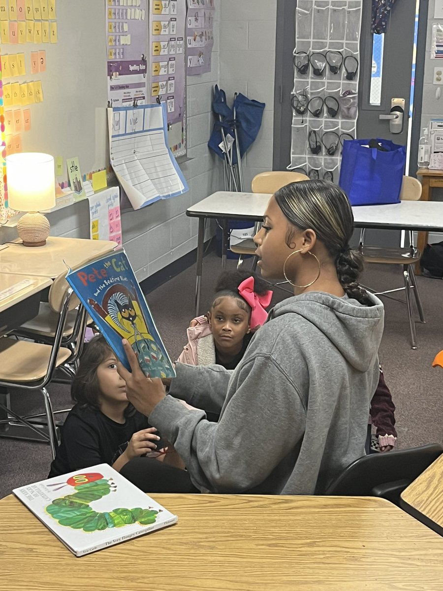 4Sknoxie's tweet photo. AIG Specialist Ms. Vaughn arranged for Future Teacher and Beta Clubs @CAErwinMiddle to read to students @JohnstonElemen! Amazing! @BuncombeSchools #FutureTeachers #elevate #BCSAIGsupportsALLstudents #PublicSchoolProud #MSBeta #warriorsandmightybears https://t.co/WFVOCKq49L