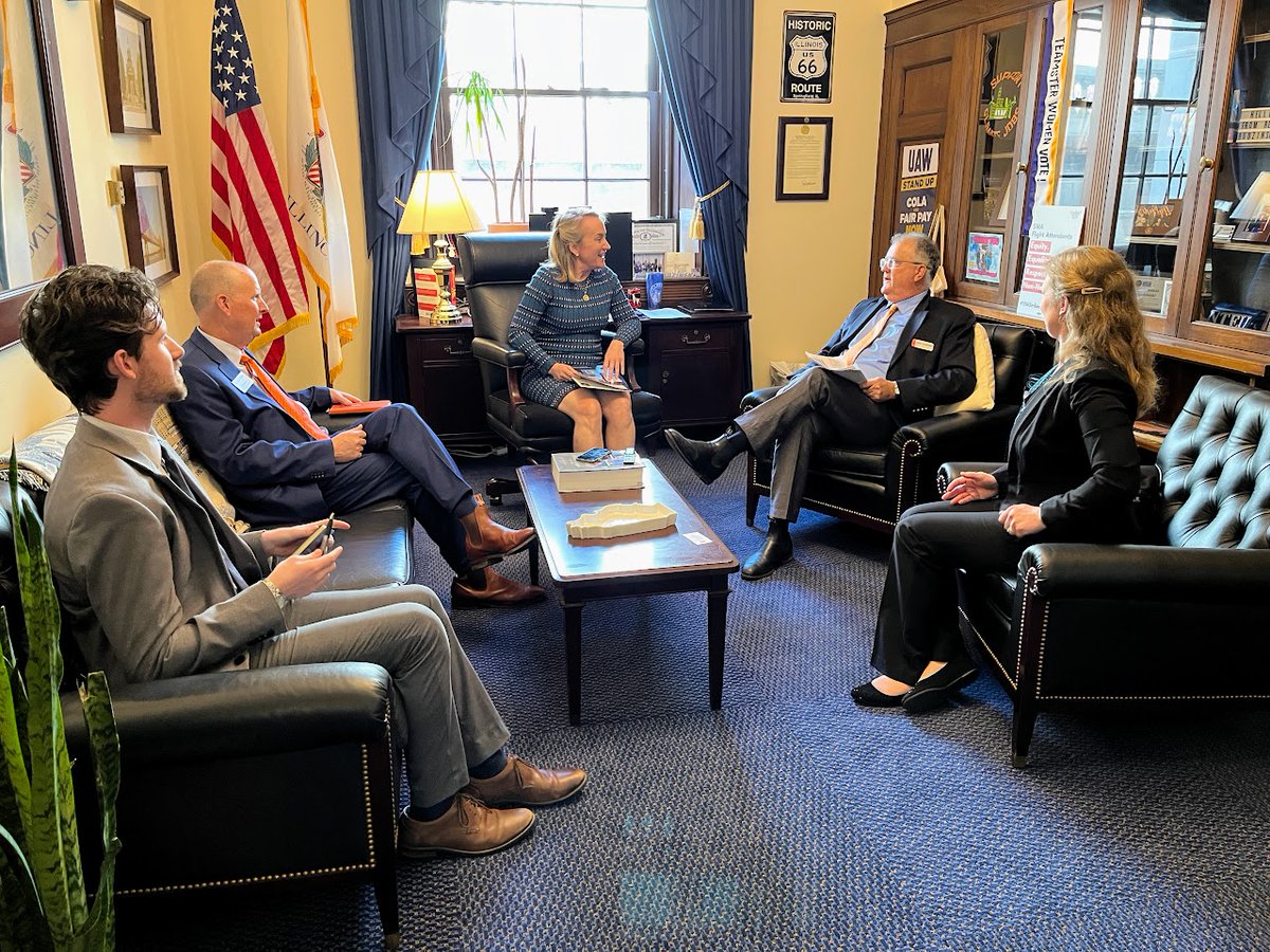 I’m always excited to sit down with constituents in DC— especially when we get to talk about helping our four-legged friends! Thank you to everyone from the @aavmcorg and @VetMedIllinois for coming out today to talk about how we can further support veterinary medicine. 🐶🩺