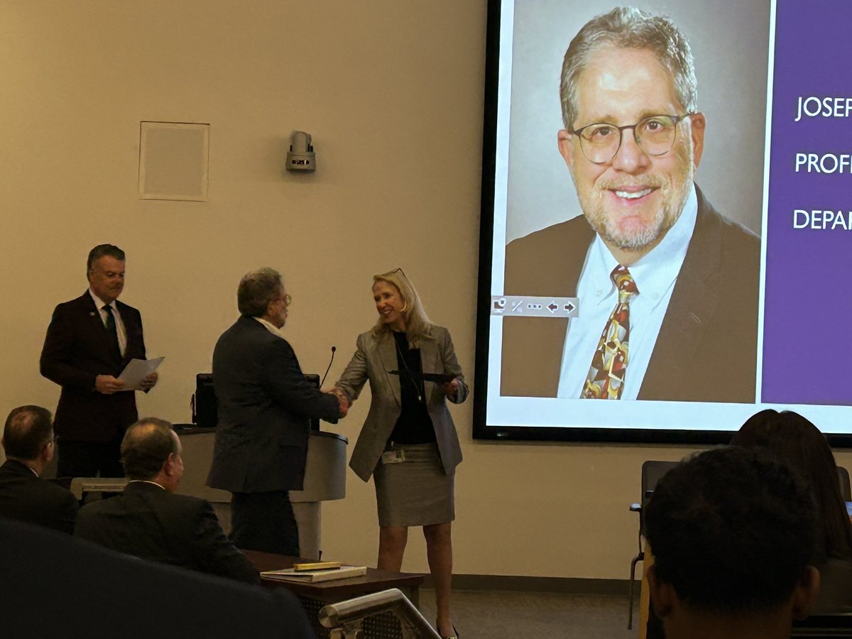 #ProudPD of our amazing PreChief Resident Maham Ghani on her #AOA induction @ZuckerSoM 🤩🥼🩺🍾 Congrats as well to our Interim Chair Joe Conigliaro @HofNorthwellDOM @Northwell_IM @NorthwellChiefs