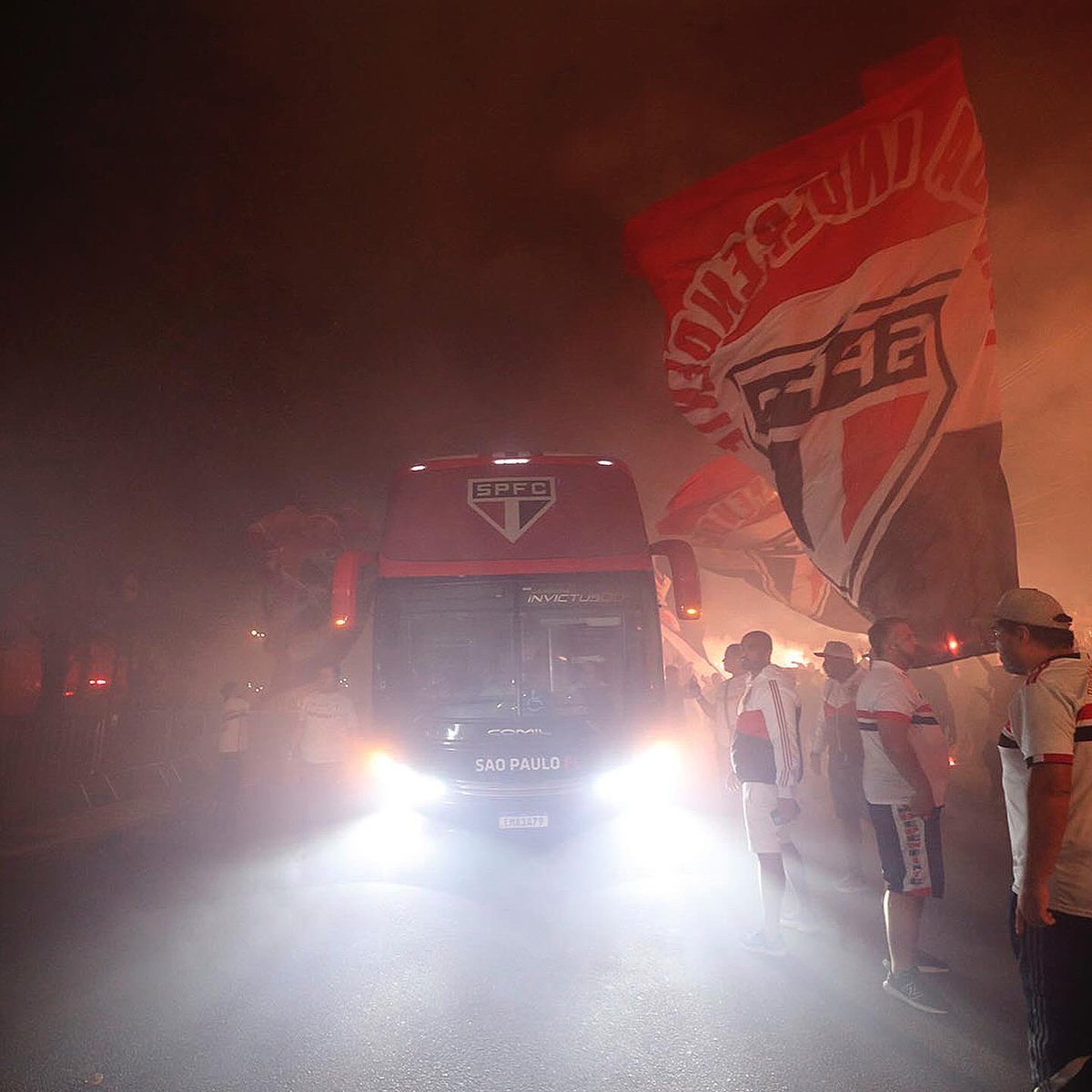 #ExpressoTricolor ➕ #TorcidaQueConduz em noite de @LibertadoresBR! 

#GloriaEterna
#VamosSãoPaulo 🇾🇪

📸 Paulo Pinto / saopaulofc