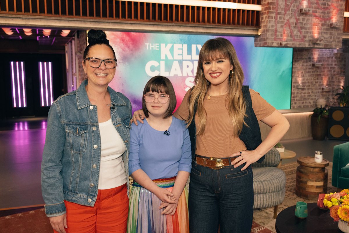 Throwing it back today on Kelly with @kirstendunst and some of her most iconic roles! Plus @rudymancuso, @RubysRainboworg, Daisy Kent and more amazing Savings in 6A deals with Kathy Buccio!