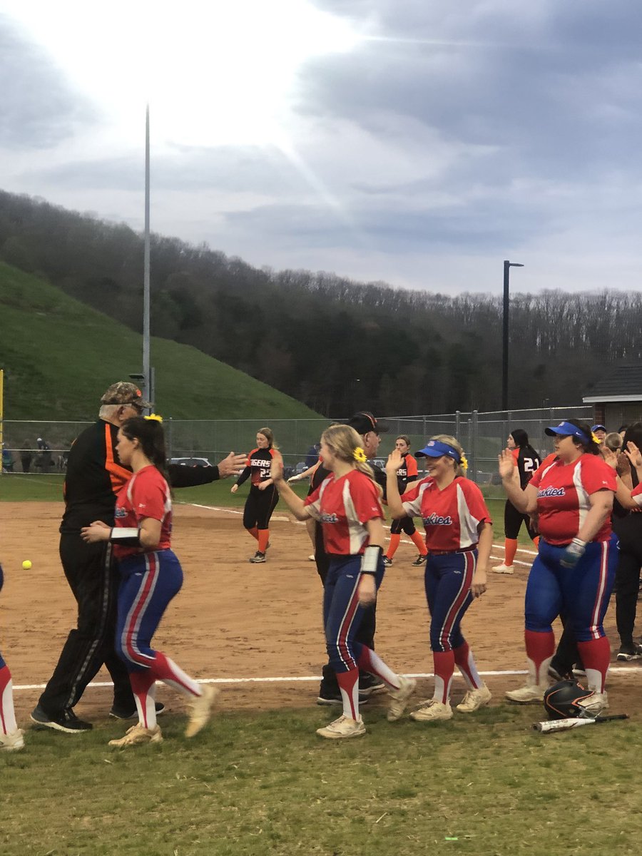gcarey938's tweet photo. FINAL: Herbert Hoover 3, Chapmanville 0

Huskies (15-1) got a complete game with 12 strikeouts from Laila Varney, who also accounted for 3 of her team’s 7 hits. 

Tigers fall to 13-1. 

Chloe Murphy struck out 10 over 6 innings in defeat. #wvprepsb https://t.co/UuOkMXraKC