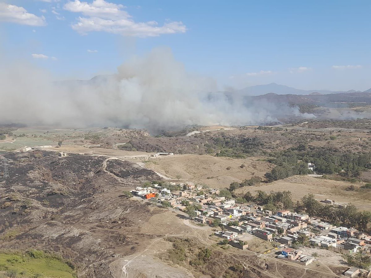 Más de 105 elementos de @UMPCyBZ, @SemadetJal, OPD La Primavera y @CONAFOR, con apoyo de 20 vehículos y helicópteros Tláloc y Witari continúan combatiendo el incendio forestal.
