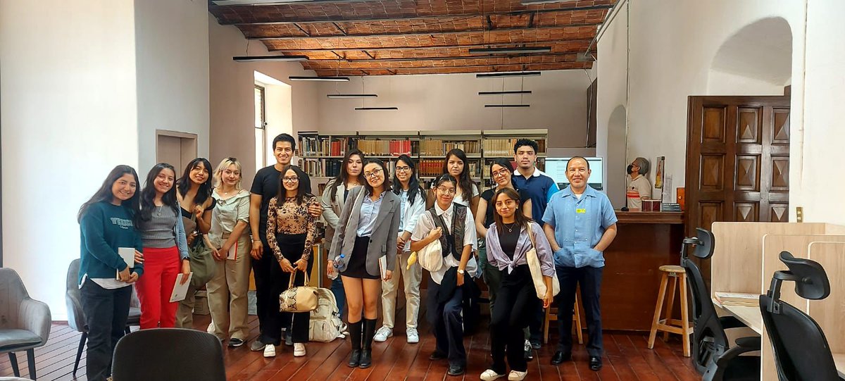 📌El día de hoy estudiantes de la @UNAM_FCPyS recorrieron las instalaciones del archivo histórico y biblioteca de la @SRE_mx. Agradecemos al profesor Efraín Nieves el interés por conocer nuestros acervos.