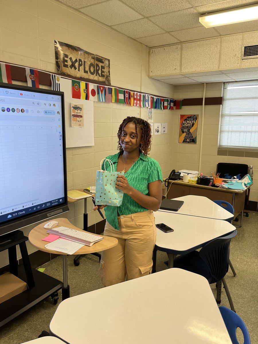 AJLewis_AISD's tweet photo. Lights, Camera, Action You’re an ELA STAAR Teacher. A few snacks to keep the STAAR Power fueled💡🎥🎬🌟#AMSPossible #teamONESECONDtonone @Kmarieteach @SPeralta_AMS @DrCrystalWatson https://t.co/9N1mCYiAye