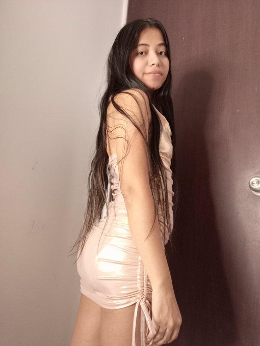 Me ayudas a quitar el vestido 😃😈 https://t.co/8zb8jixN1X