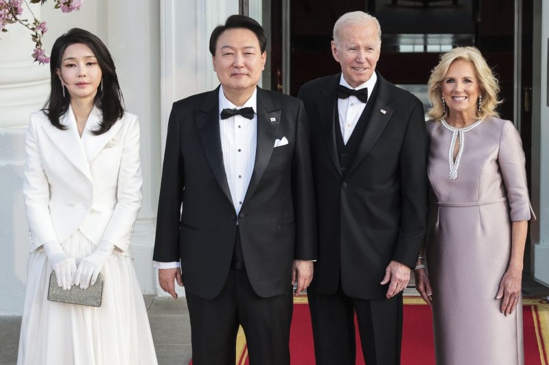 I_hate_camp's tweet image. こちらは正式に国賓として招いたディナー、における昨年の韓国大統領夫妻との記念写真。

服装の違いに注目な。