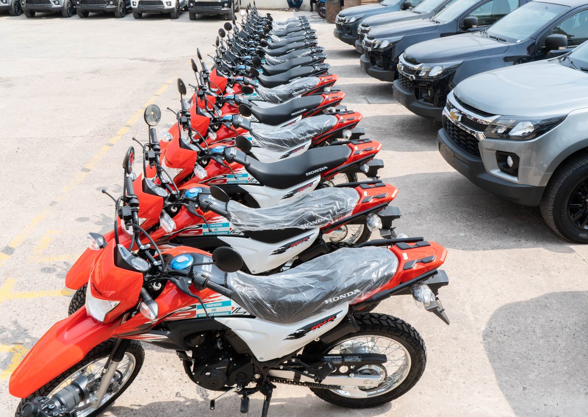 La Red Solidaria adquiere 30 nuevos vehículos y 305 motocicletas para fortalecer las capacidades y el trabajo de campo en las 2,007 aldeas focalizadas en extrema pobreza. 1/2