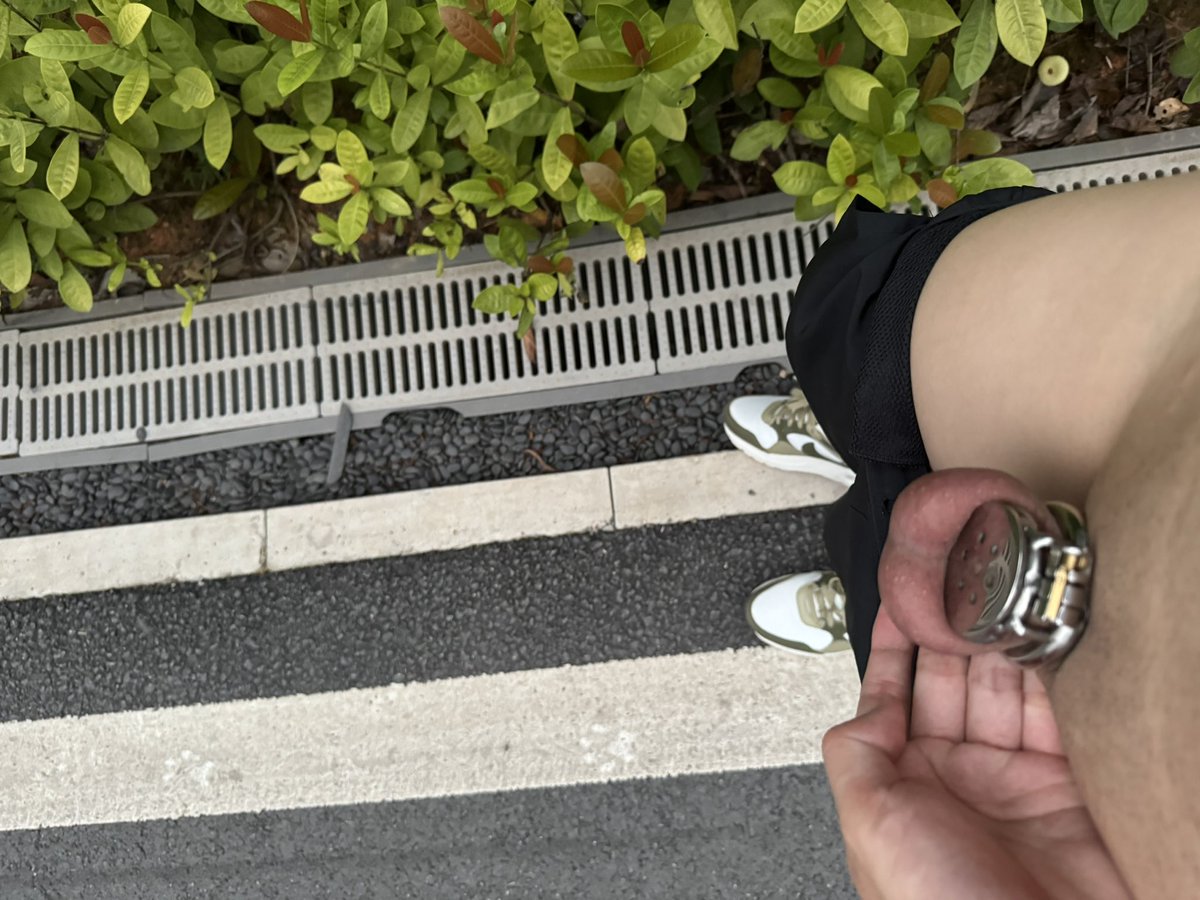 Leo12195's tweet photo. 儿童公园惊现戴锁裸男 https://t.co/mgT4kFY5cM