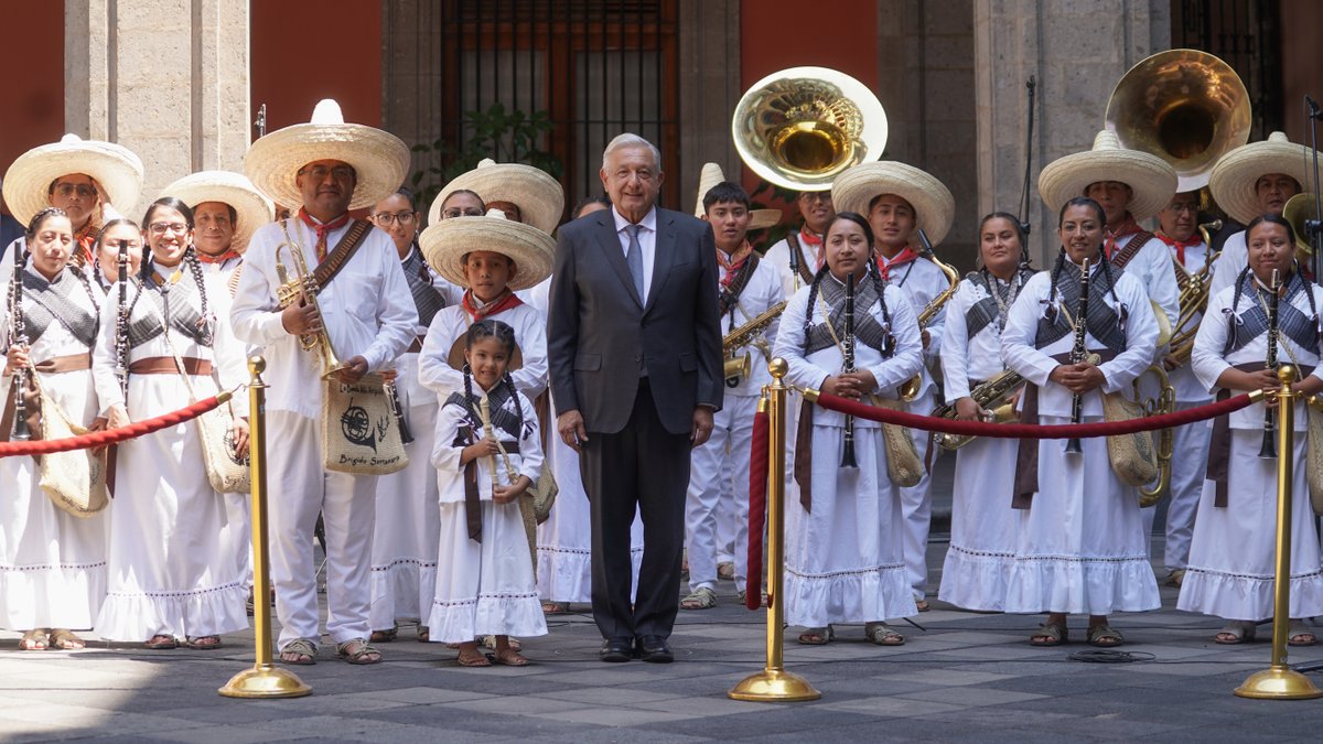 Un 10 de abril de 1919 fue asesinado en Morelos el gran dirigente campesino, Emiliano Zapata, a quien hoy rendimos homenaje en Palacio Nacional por su legado de defensa de los derechos del pueblo durante la Revolución Mexicana.